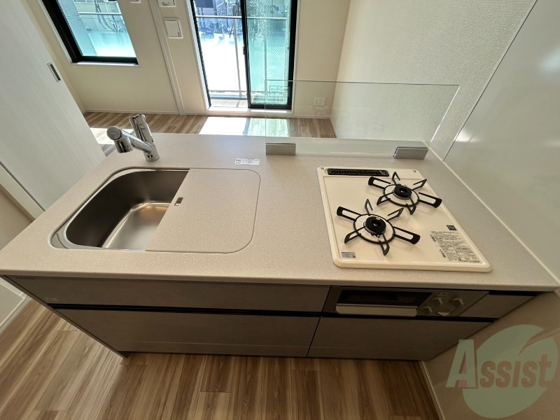 キッチン　キッチンにはコンロが二口付いているので料理もしやすいです。