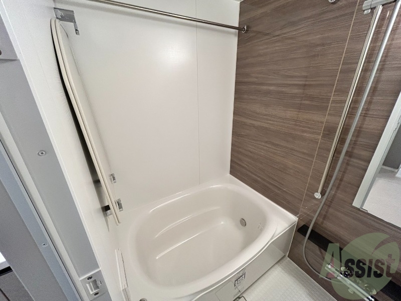 バス・シャワールーム　お風呂はゆったりと入るには十分な広さになっています。