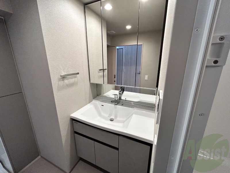 洗面設備　独立洗面台で朝の身支度も快適にすることができます。