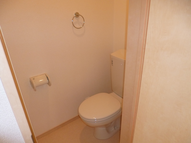 トイレ　落ち着いた色調のトイレです