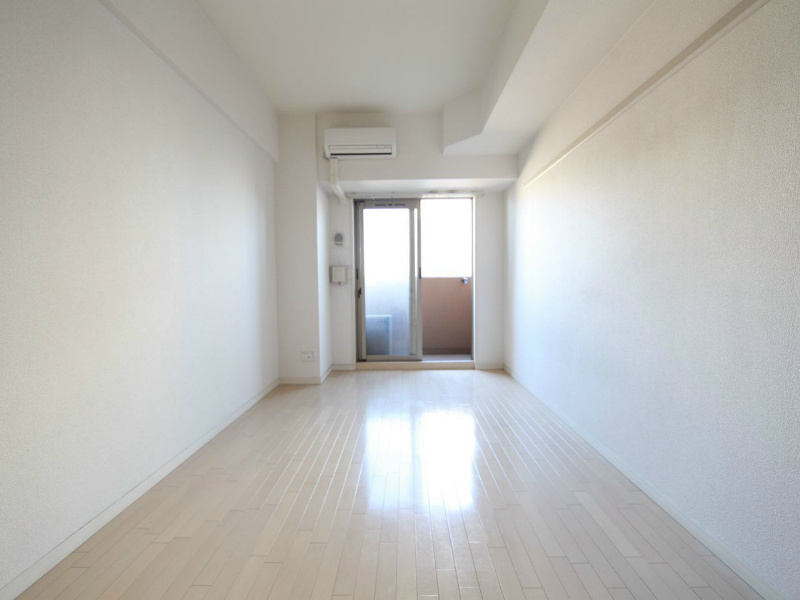 バルコニー　洋室8.2帖　エアコン付　家具家電ご用意できます