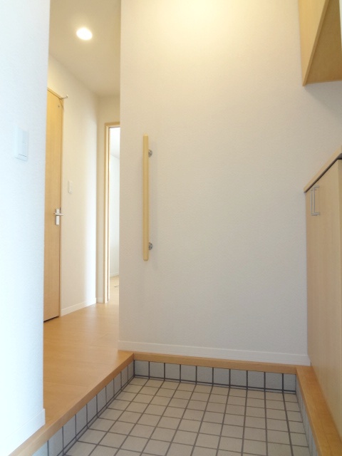 玄関　明るい玄関です※別号室のお部屋になります。