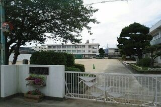中学校　市立湯川中学校様（中学校）まで250m