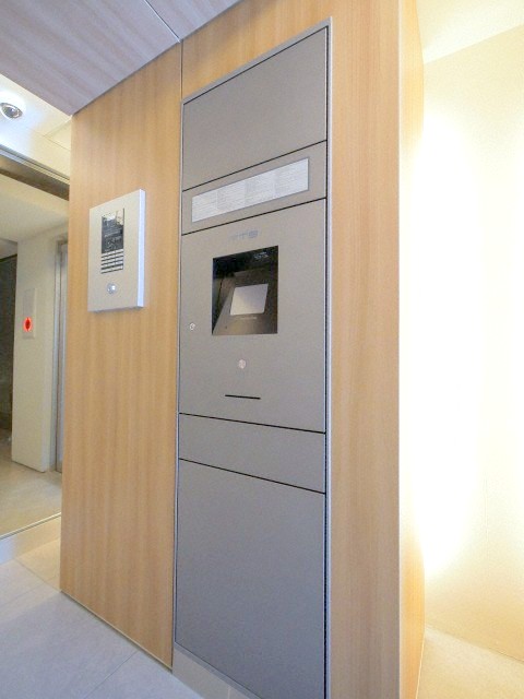 エントランス　便利な宅配ボックス付き！日中不在にしがちな方におすすめです！