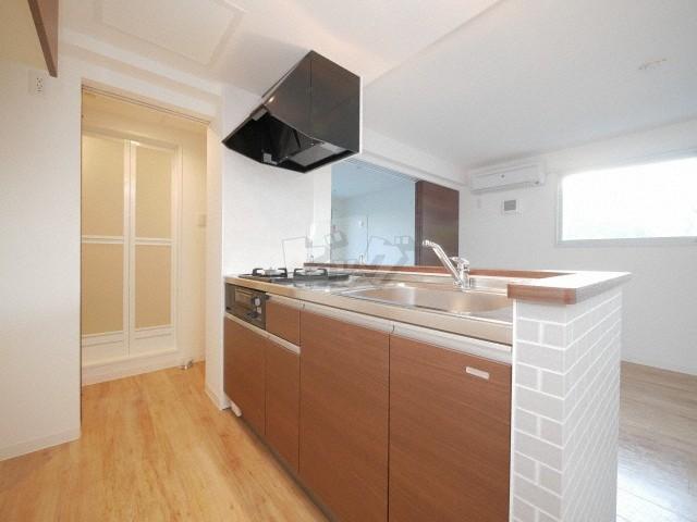 キッチン　対面式のシステムキッチンです♪※同タイプ他号室の参考画像です