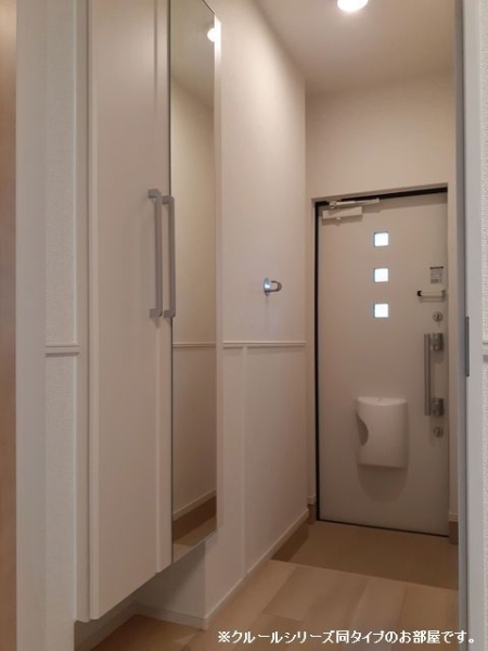 玄関　※参考写真　同建築メーカー施工の同間取完成他物件のものです。