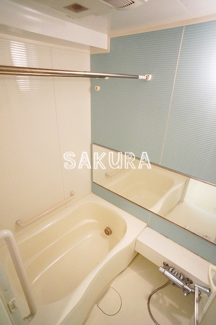 バス・シャワールーム　嬉しい追い焚き・浴室乾燥機付きです♪