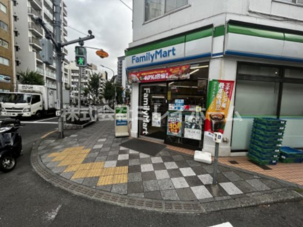 コンビニ　ファミリーマート（コンビニ）まで141m