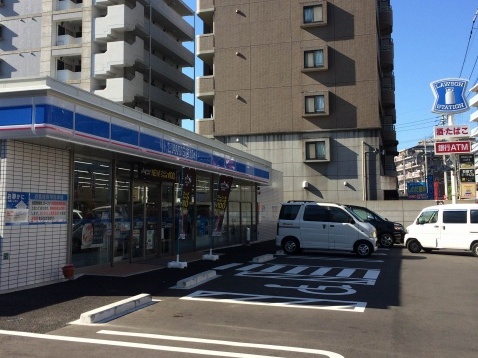 コンビニ　ローソン平尾四丁目店（コンビニ）まで246m
