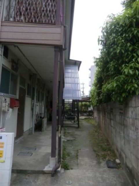 その他共有部分　【現況写真】北側玄関口、駐輪場スペースあり