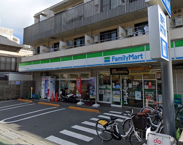 コンビニ　ファミリーマート（コンビニ）まで696m