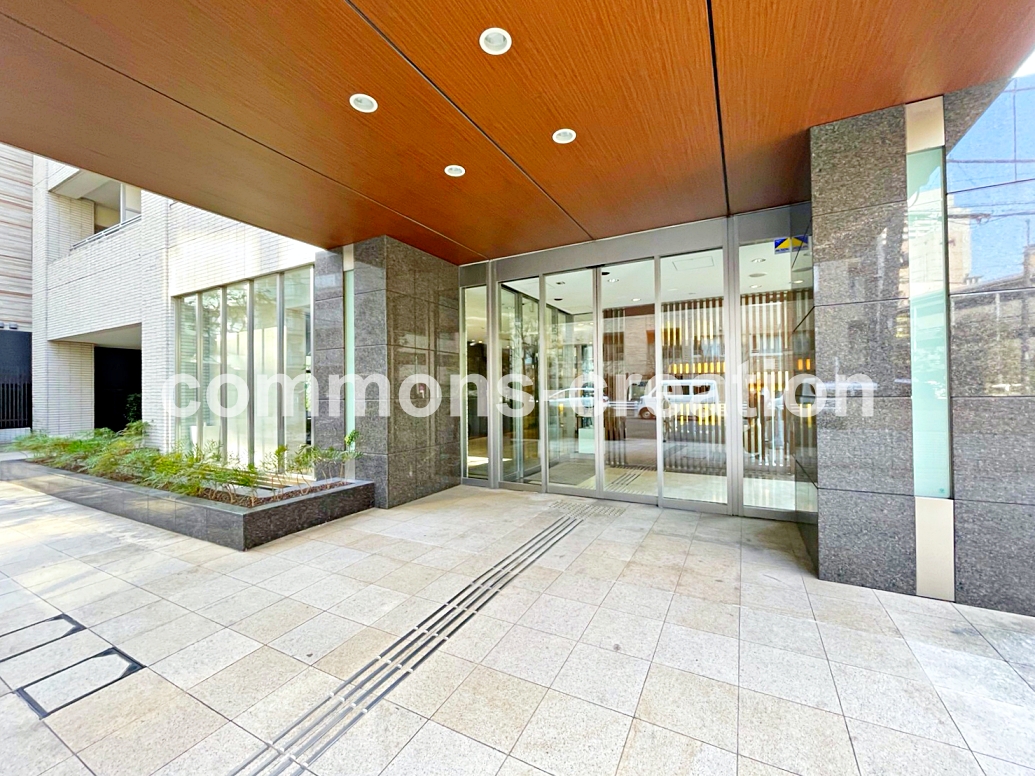 コンビニ　セブンイレブン港区赤坂駅南店（コンビニ）まで255m