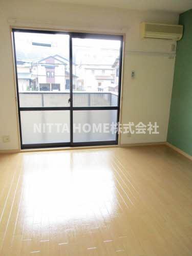 居室・リビング　洋室は６．４帖で南向きのバルコニー付き◇