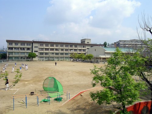 小学校　豊中市立東豊台小学校（小学校）まで518m