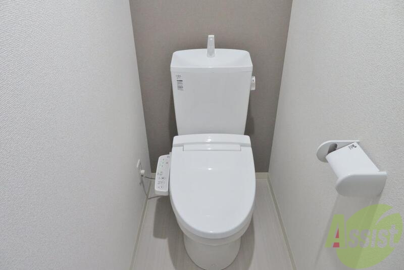 トイレ　トイレは温水洗浄便座で清潔に使えます。