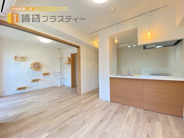 居室・リビング　日が差し込む明るいリビングです。