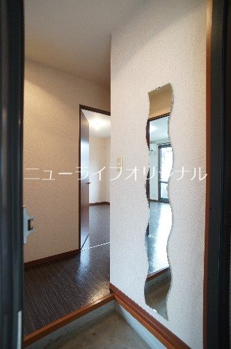その他設備　身だしなみチェックに便利な全身ミラー付きの玄関！