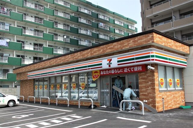 コンビニ　セブンイレブン札幌北10条東店（コンビニ）まで81m