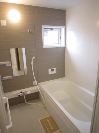 バス・シャワールーム　落ち着いた空間のお風呂です