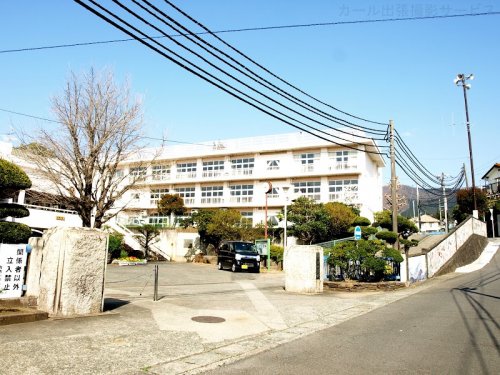 小学校　湯河原町立吉浜小学校（小学校）まで707m