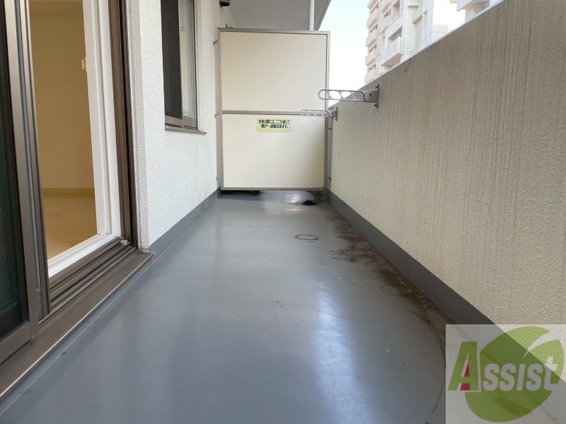 バルコニー　バルコニーは幅があり、広い印象を受けました。