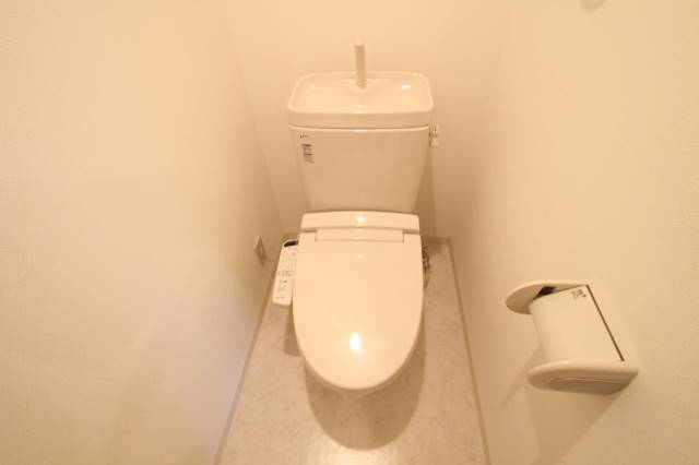 トイレ　温水洗浄便座。他号室の写真です。