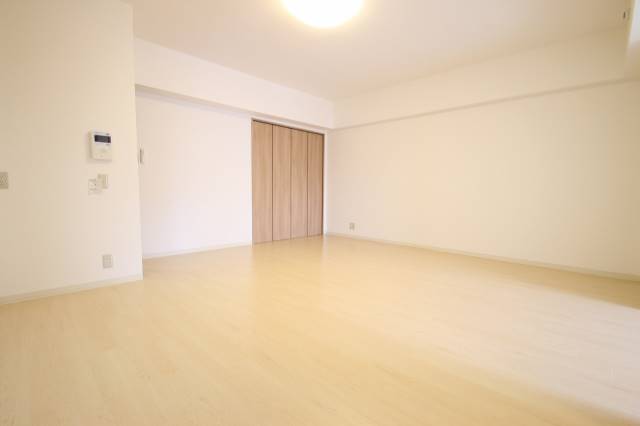 居室・リビング　広々としたリビング。他号室の写真です。