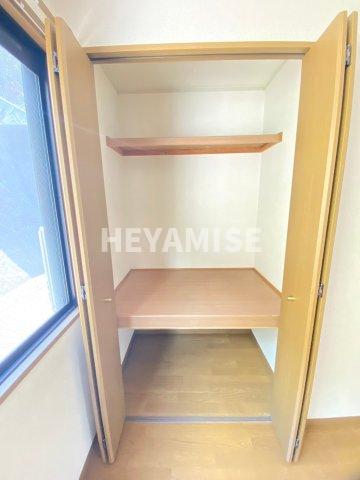 収納　※同物件別室反転間取りの写真です。※現況を優先します。