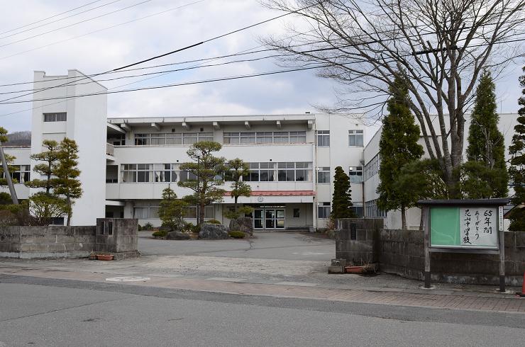 中学校　花山中学校（中学校）まで418m