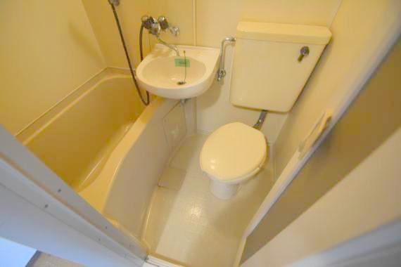 バス・シャワールーム　お掃除らくらくのユニットバスです。