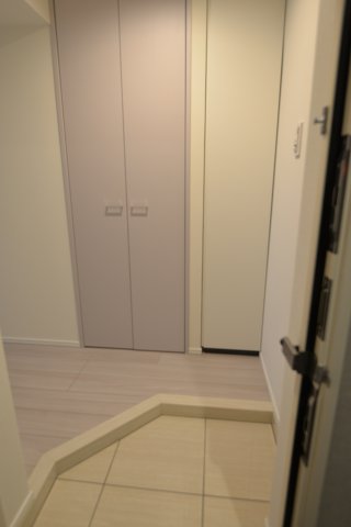 玄関　＊2023年撮影　別部屋参照