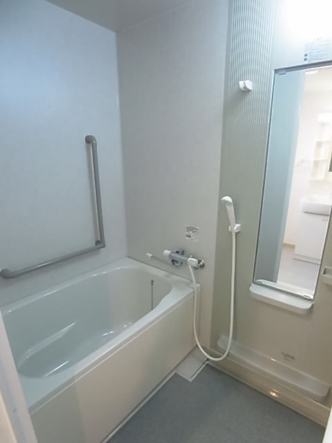 バス・シャワールーム　お風呂・トイレ別のセパレートはいいですね。