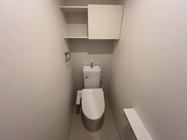 トイレ　落ち着いた色調のトイレです