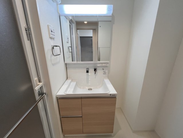 洗面設備　独立洗面台あり、毎朝おしゃれに忙しい女性の方におすすめです