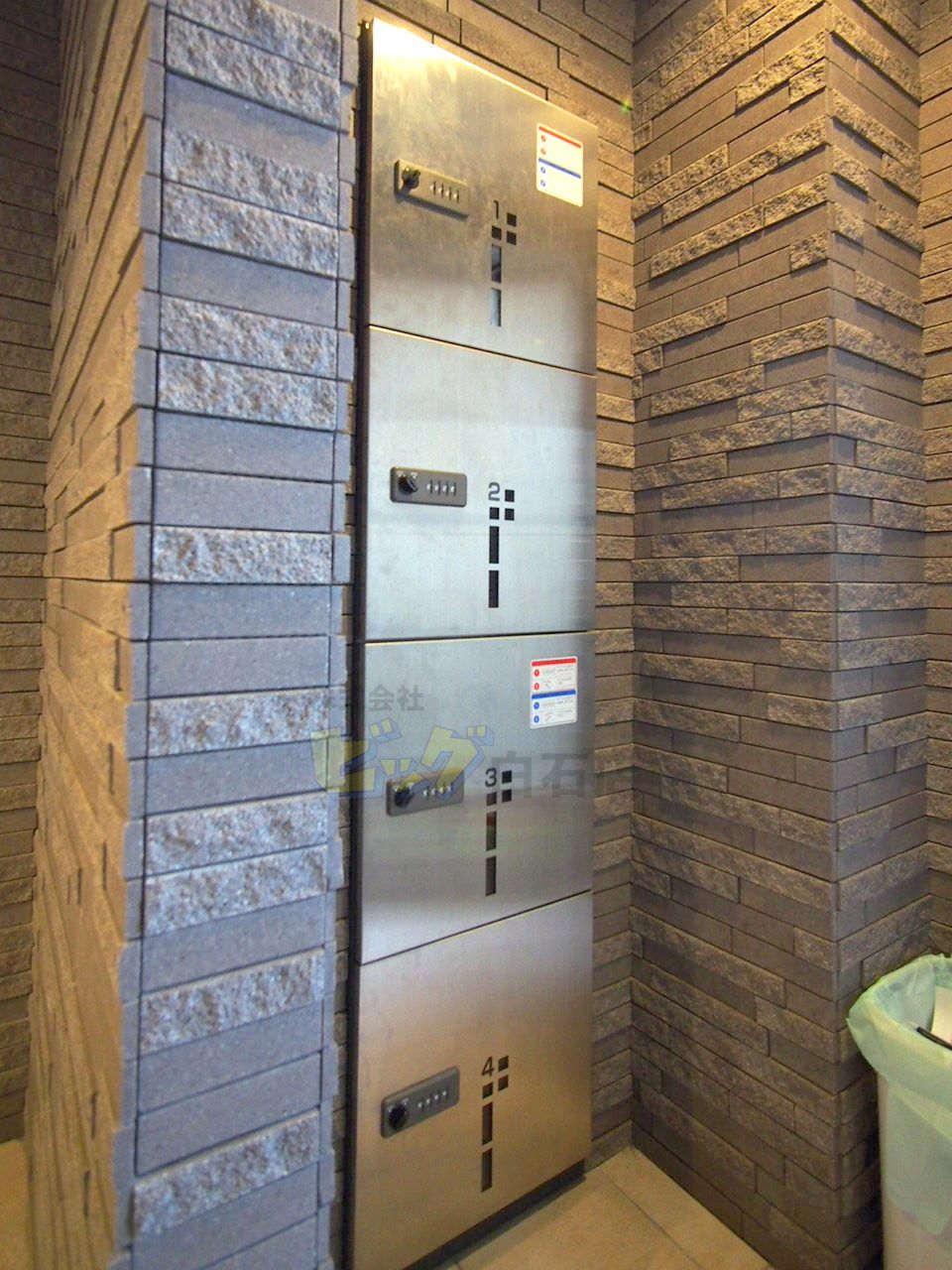 エントランス　留守中も荷物が受け取れて便利な宅配ＢＯＸ完備しています♪