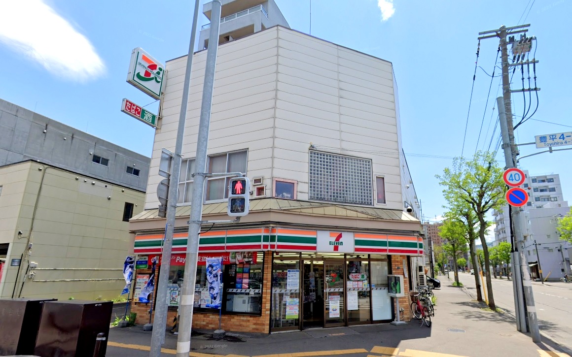 コンビニ　セブンイレブン豊平7丁目店（コンビニ）まで120m
