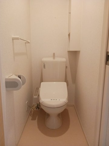 トイレ　落ち着いた色調のトイレです