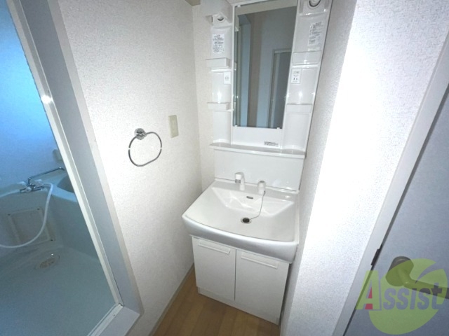 洗面設備　独立洗面台になっているので忙しい朝もばっちりですね