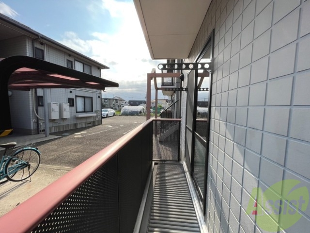 バルコニー　バルコニーが付いているので晴れた日には洗濯物が干せますね。