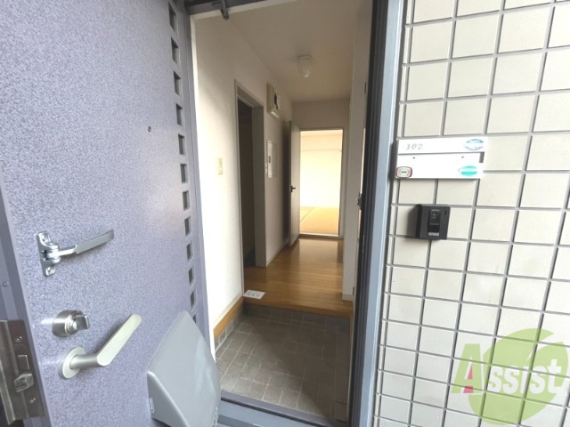 玄関　シンプルな玄関です。広さも問題なく立ち回れます