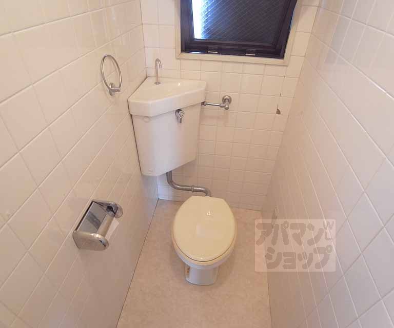 トイレ　トイレにも換気用の窓があります。