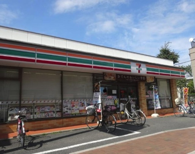 コンビニ　セブンイレブン足立亀田小前店（コンビニ）まで435m