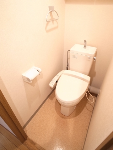 トイレ　上部収納棚とウォシュレット付きのトイレ！やった！