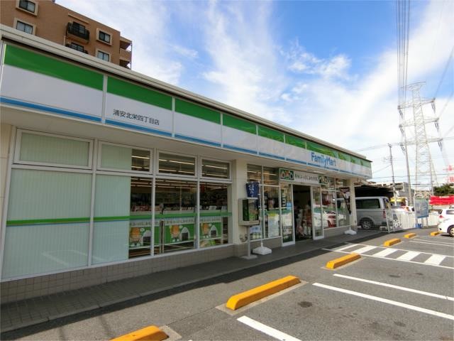 コンビニ　ファミリーマート浦安北栄四丁目店（コンビニ）まで135m
