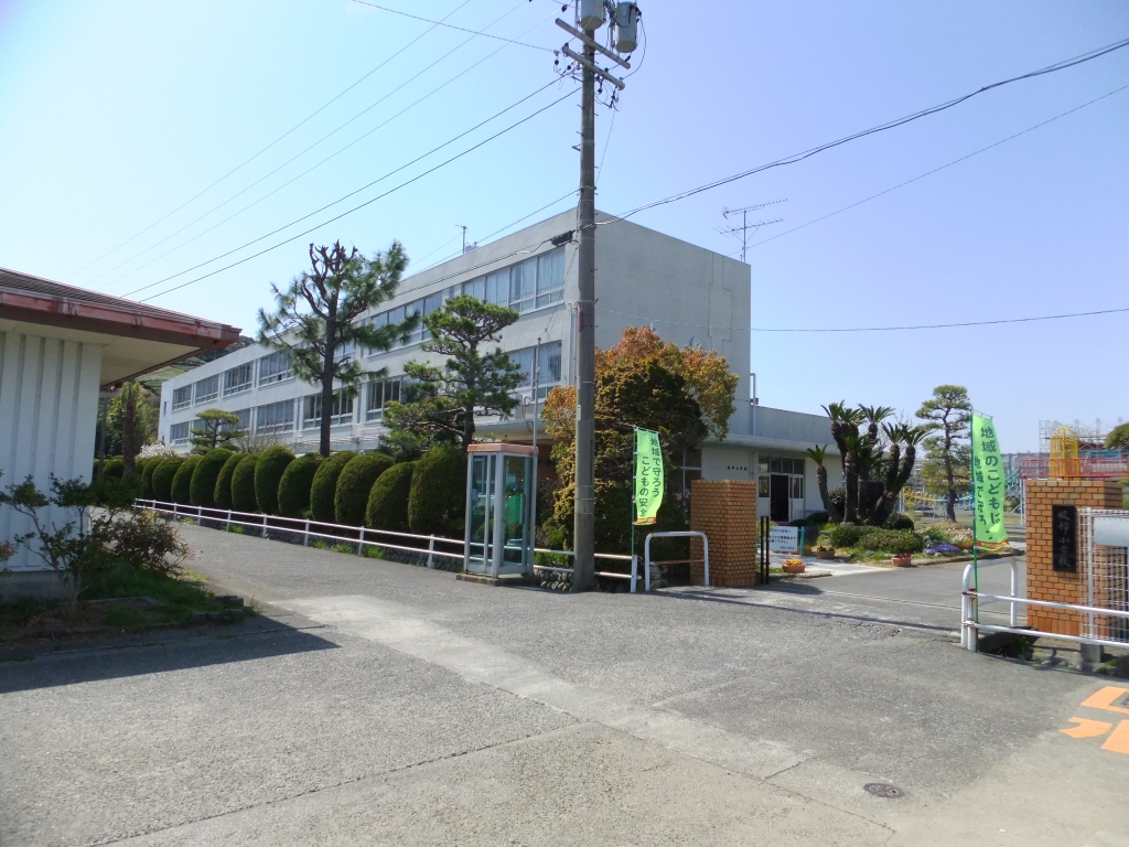 小学校　牧之原市立坂部小学校（小学校）まで976m