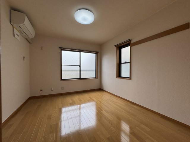 居室・リビング　2面の窓で明るいお部屋です♪
