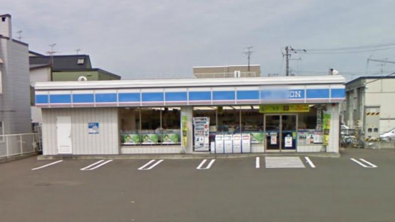 コンビニ　ローソン札幌八軒7条店（コンビニ）まで329m