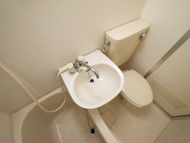 その他設備　お掃除し易いユニットバスタイプです。
