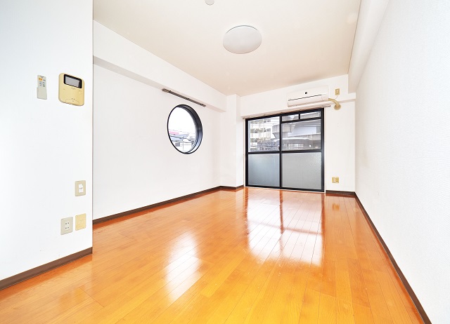 居室・リビング　8帖洋室。東南角部屋で丸窓二面採光です