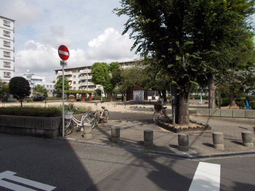 公園　柏里西公園（公園）まで825m